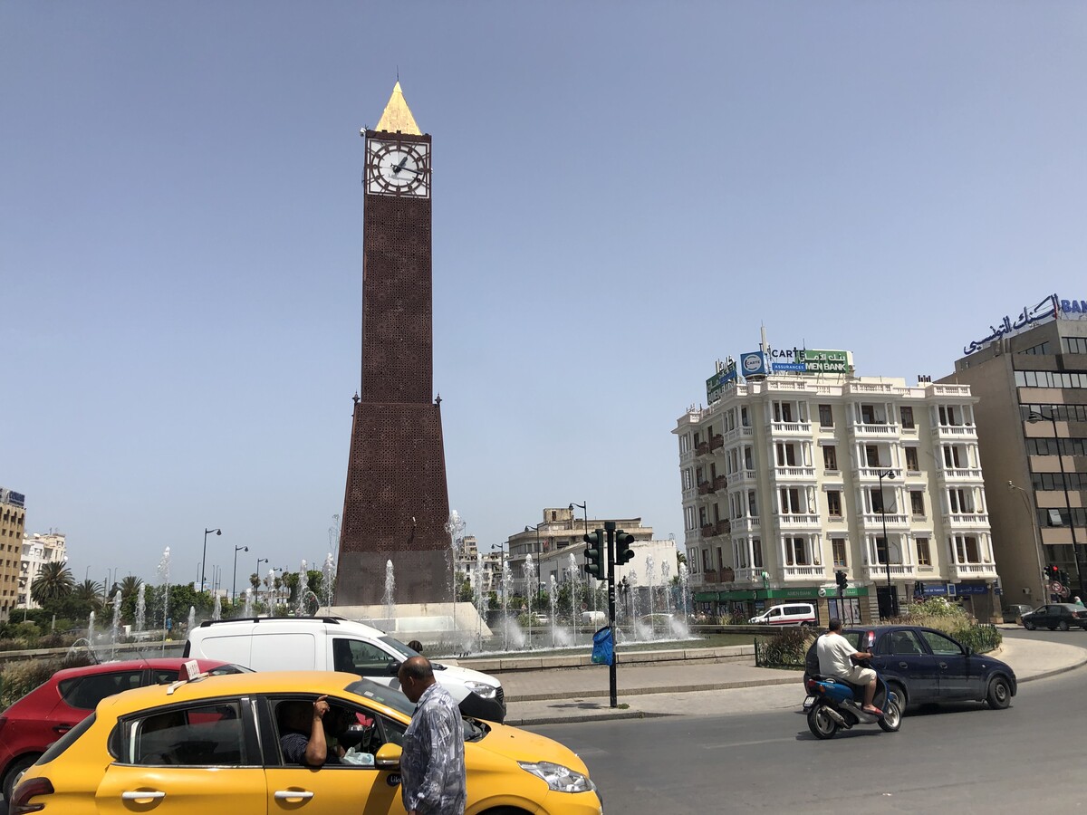 アビブ・ブルギバ通りのシンボル、時計台。手前の黄色い車両がタクシーです