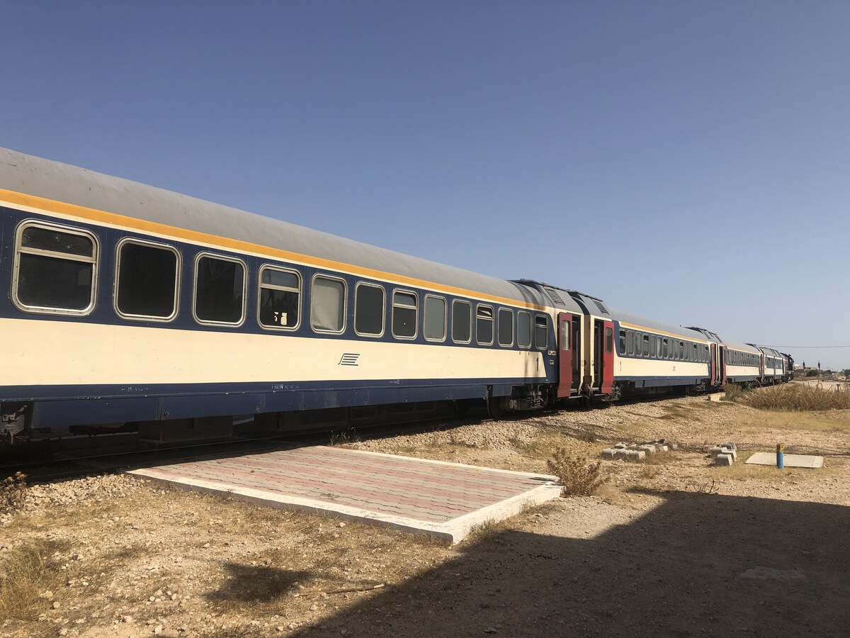 チュニジアの長距離鉄道SNCFTの車両