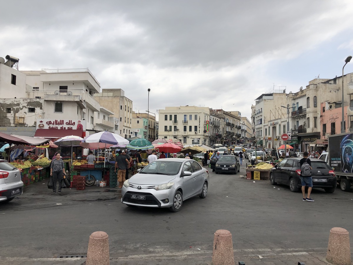 チュニジアの至る所で開かれている路上マーケット