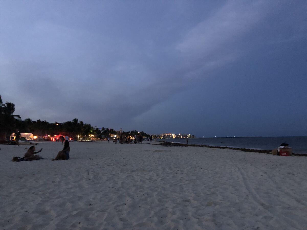 プラヤ・デル・カルメンのパブリックビーチ日没後