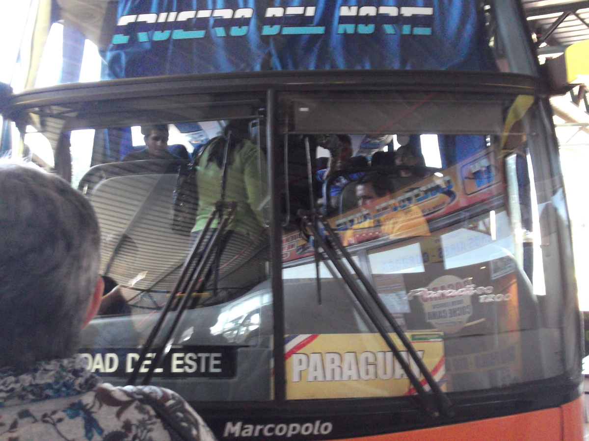 パラグアイ行きのバス