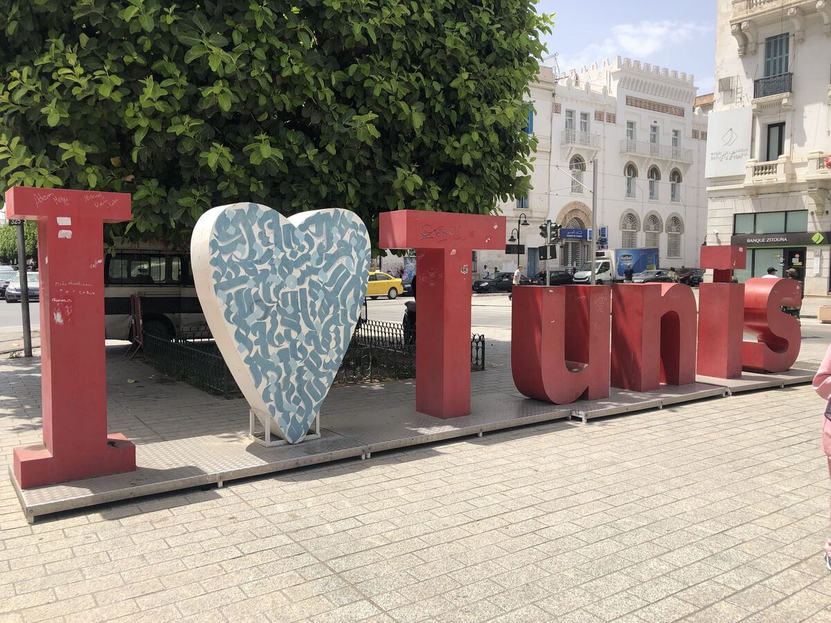 アビブ・ブルギバ通りにあるI love Tunisのオブジェ
