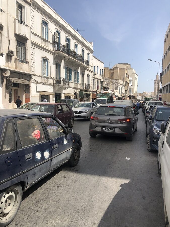 チュニスの慢性的な交通渋滞
