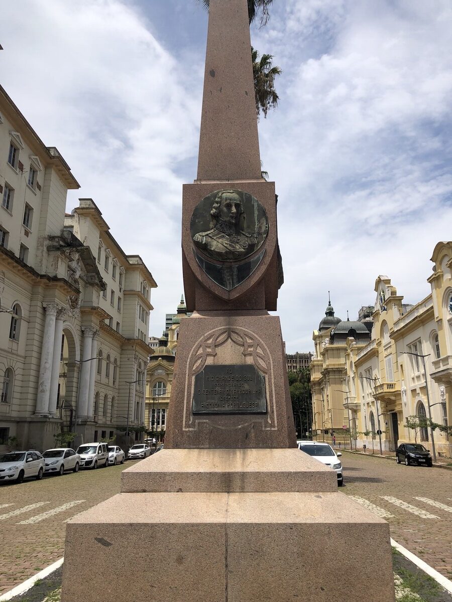 Monumento em homenagem a colônia portuguesa